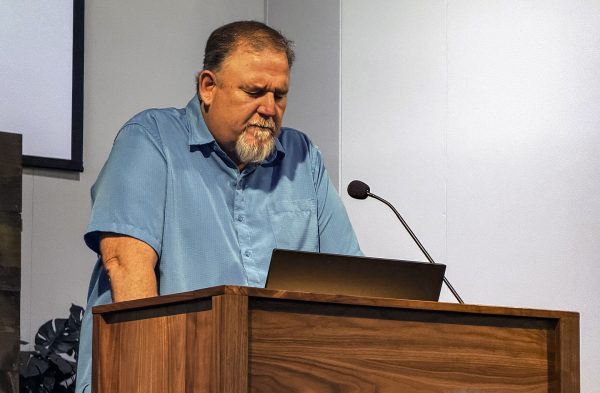 Danny Menter leads an opening prayer during the Show Me State Bible Lectures