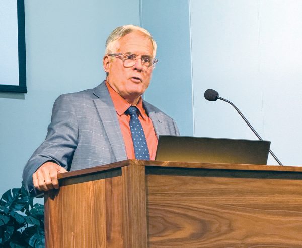 Steave Pearce speaks on "Dealing with Disagreement" during the Show Me State Bible Lectures.